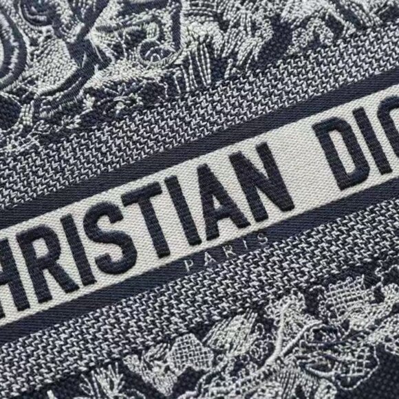 Classic DIOR Bag: A Stylish and Versatile Choice for Elegance - Picture 14 of 15